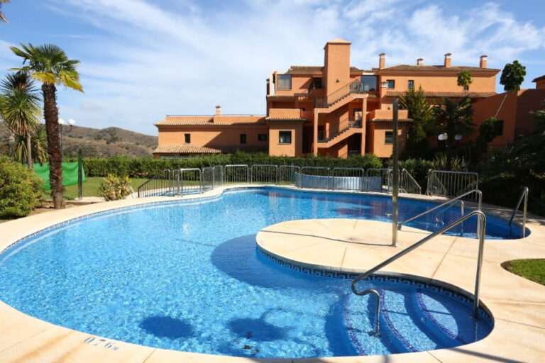 R4155007 | Penthouse Duplex in Elviria – € 355,000 – 3 beds, 3 baths