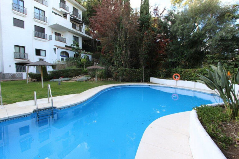 R4053439 | Middle Floor Apartment in Marbella – € 360,500 – 2 beds, 3 baths