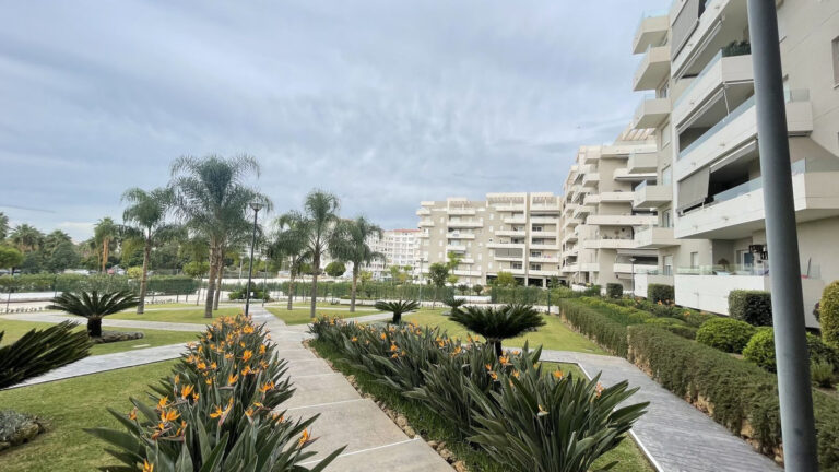 R4181446 | Middle Floor Apartment in Nueva Andalucía – € 370,000 – 2 beds, 2 baths