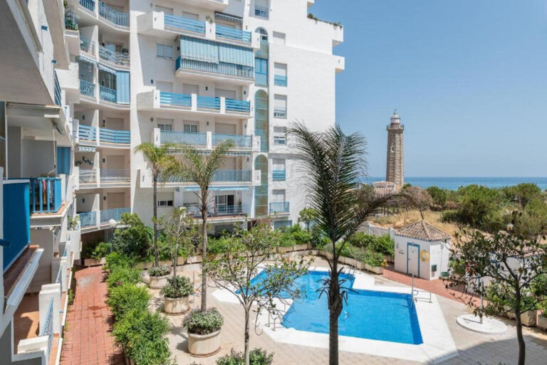 R4265458 | Middle Floor Apartment in Estepona – € 370,000 – 3 beds, 2 baths