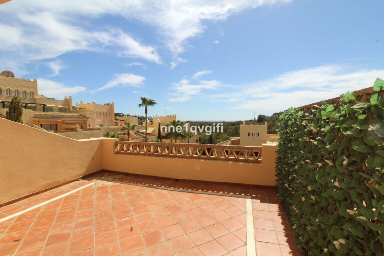 R4236274 | Middle Floor Apartment in Elviria – € 375,000 – 3 beds, 3 baths