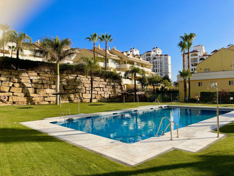 R4286137 | Middle Floor Apartment in Estepona – € 375,000 – 2 beds, 2 baths