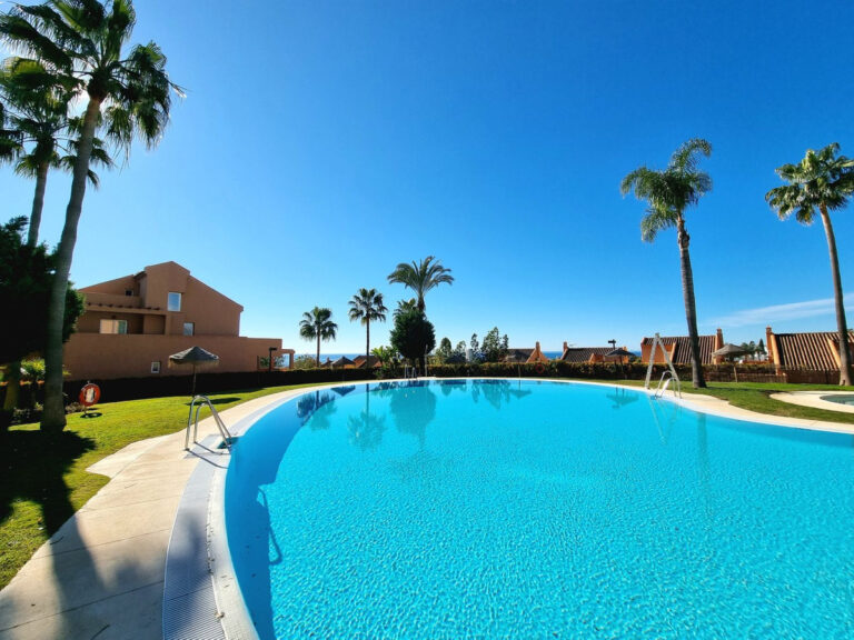 R4227352 | Middle Floor Apartment in Elviria – € 385,000 – 2 beds, 2 baths