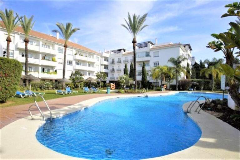 R3295831 | Middle Floor Apartment in Nueva Andalucía – € 395,000 – 3 beds, 2 baths