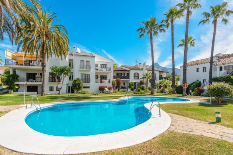 R4095520 | Middle Floor Apartment in Nueva Andalucía – € 395,000 – 4 beds, 3 baths