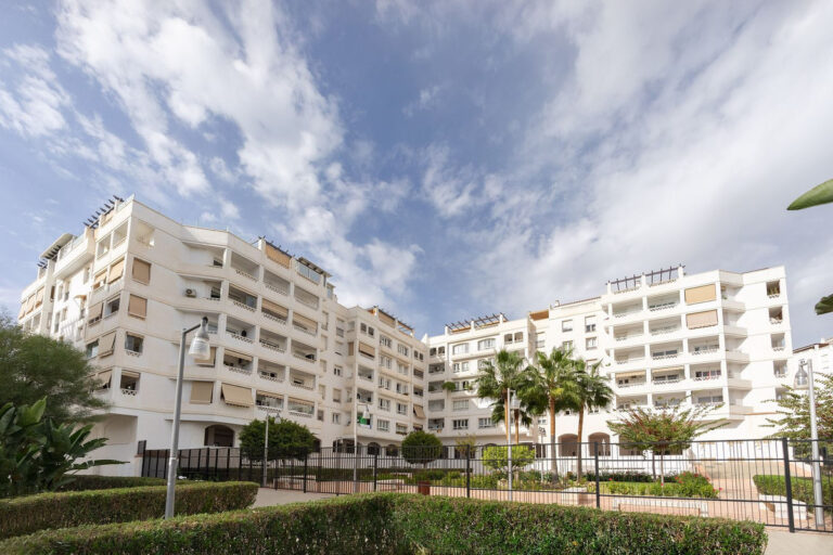 R4171768 | Middle Floor Apartment in Nueva Andalucía – € 395,000 – 3 beds, 2 baths