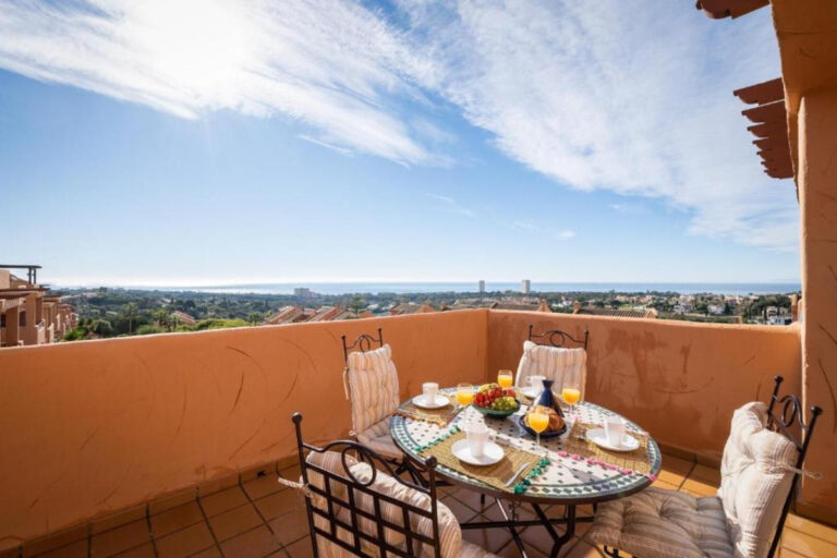 R4298128 | Penthouse in Elviria – € 402,000 – 2 beds, 2 baths