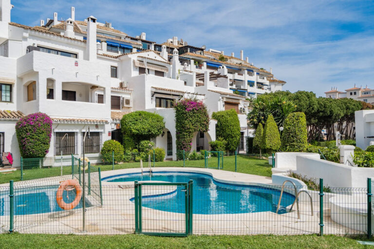 R4316728 | Middle Floor Apartment in Nueva Andalucía – € 419,000 – 2 beds, 1 baths