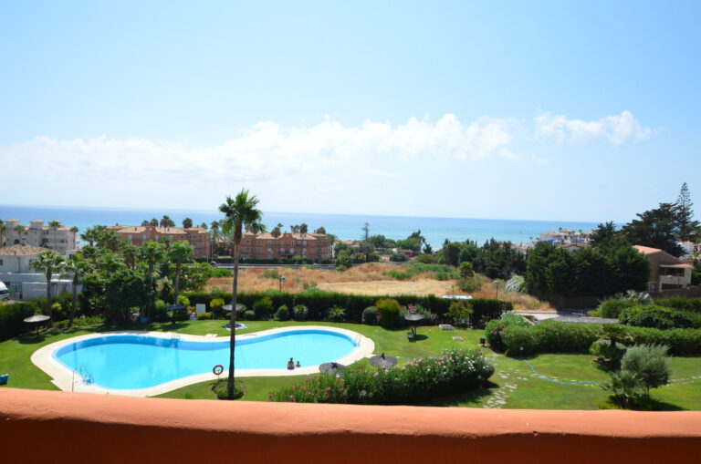 R3235969 | Middle Floor Apartment in Estepona – € 435,000 – 3 beds, 2 baths