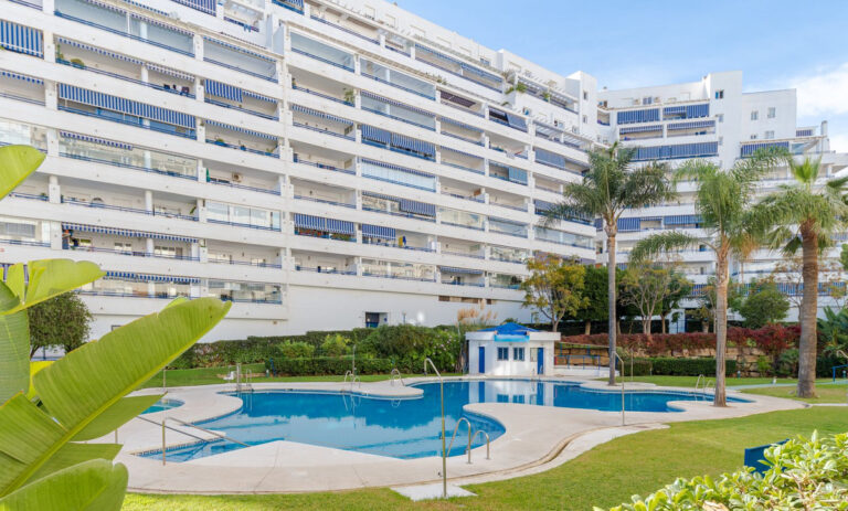 R4179376 | Middle Floor Apartment in Marbella – € 435,000 – 3 beds, 2 baths