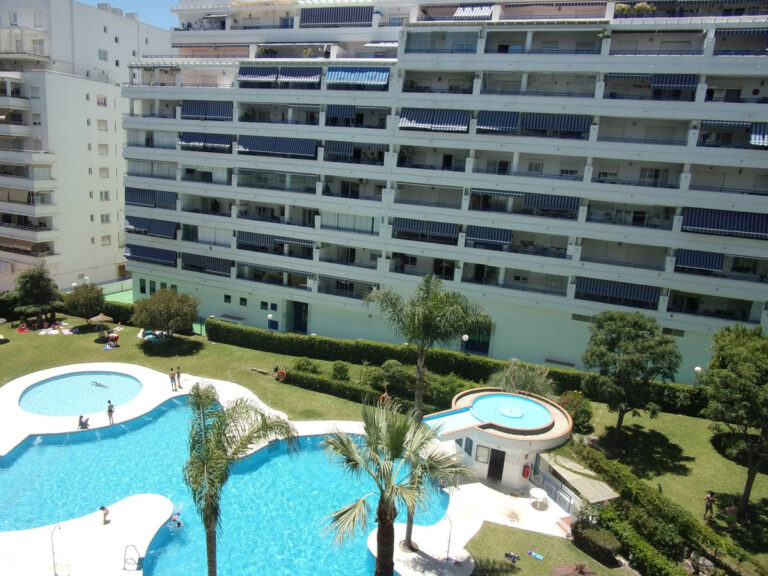 R4212730 | Middle Floor Apartment in Marbella – € 435,000 – 3 beds, 2 baths