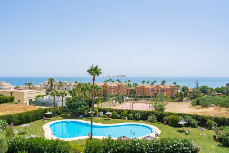 R4269022 | Middle Floor Apartment in Estepona – € 435,000 – 3 beds, 2.5 baths