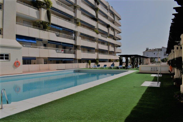 R4212748 | Middle Floor Apartment in Puerto Banús – € 445,000 – 2 beds, 2 baths