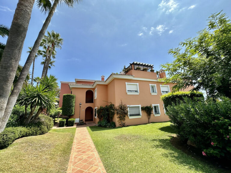 R4289632 | Middle Floor Apartment in Estepona – € 445,000 – 2 beds, 2 baths