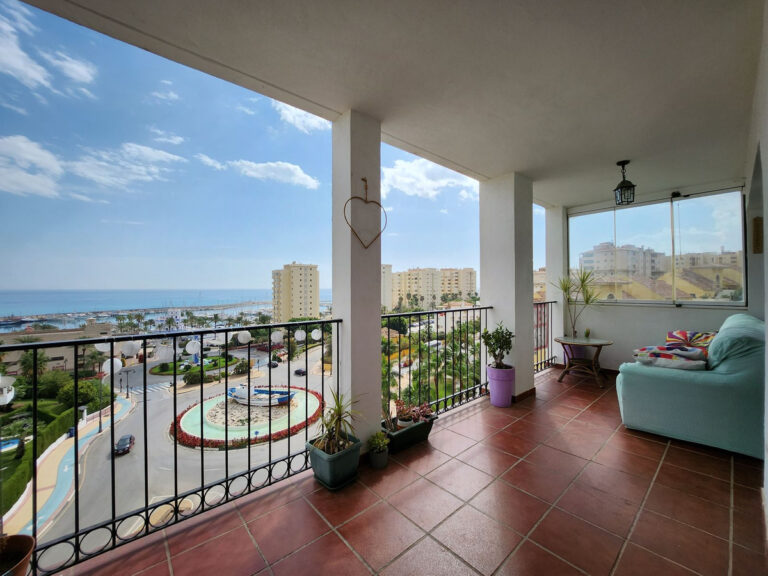 R4160842 | Middle Floor Apartment in Estepona – € 475,000 – 3 beds, 2 baths