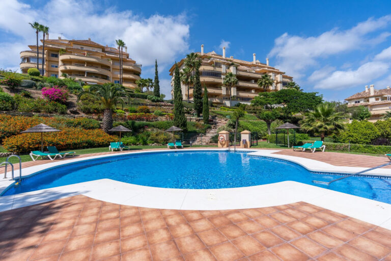 R4318483 | Middle Floor Apartment in Elviria – € 480,000 – 2 beds, 2 baths