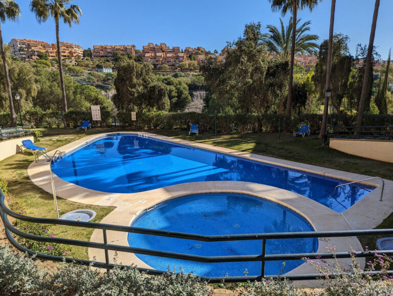 R4069672 | Middle Floor Apartment in Elviria – € 484,999 – 3 beds, 2 baths