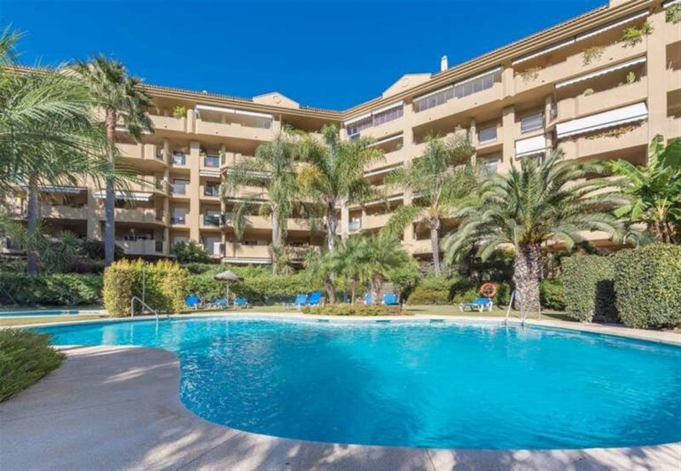 R3864214 | Penthouse in Guadalmina Alta – € 495,000 – 3 beds, 3 baths