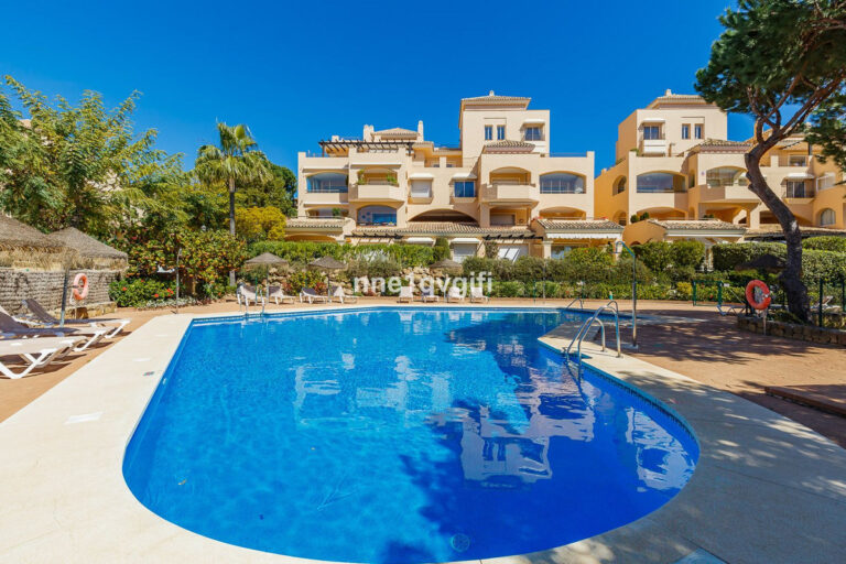 R4284676 | Middle Floor Apartment in Elviria – € 495,000 – 2 beds, 2.5 baths