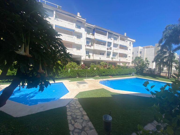 R4240069 | Middle Floor Apartment in San Pedro de Alcántara – € 499,000 – 3 beds, 2 baths