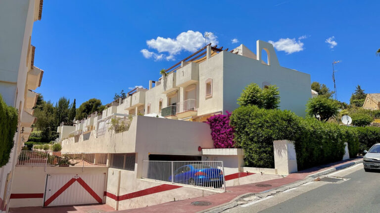 R4319002 | Townhouse in Nueva Andalucía – € 499,000 – 3 beds, 2.5 baths