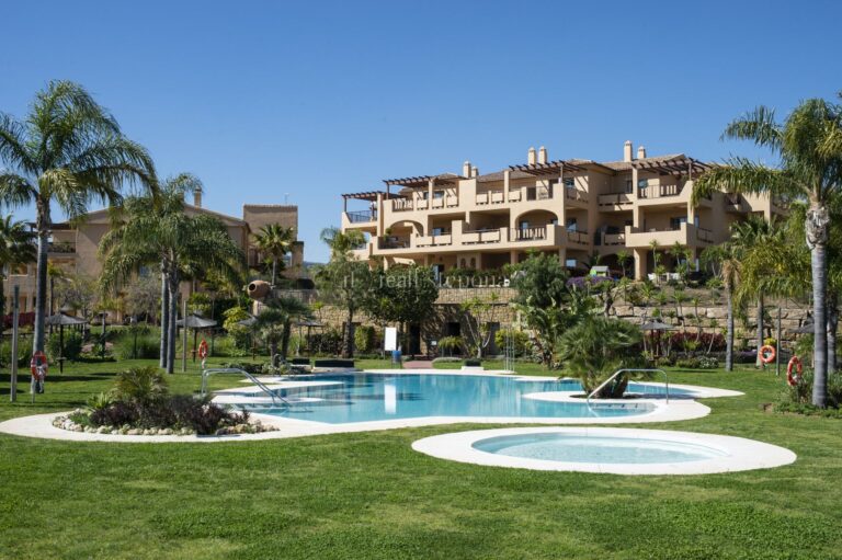 350-00184P | Apartment in Benahavis – € 395,000 – 2 beds, 2 baths