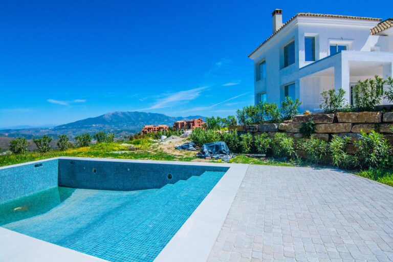 2423HFV | Villa in Marbella East – € 2,400,000 – 4 beds, 4 baths