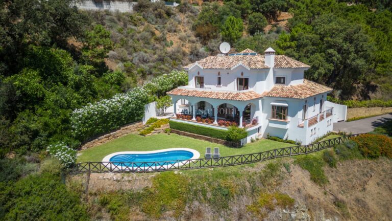 2481HFV | Villa in Benahavis – € 1,995,000 – 4 beds, 5 baths