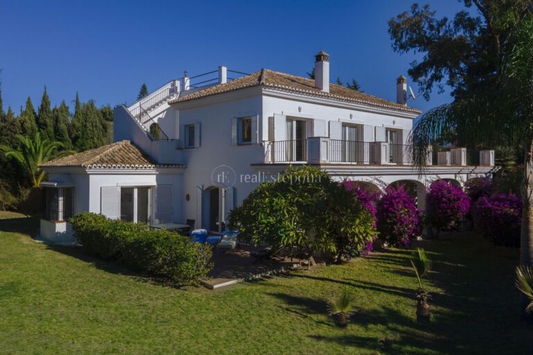 5036HFV | Villa in San Pedro de Alcantara – € 3,490,000 – 3 beds, 3 baths