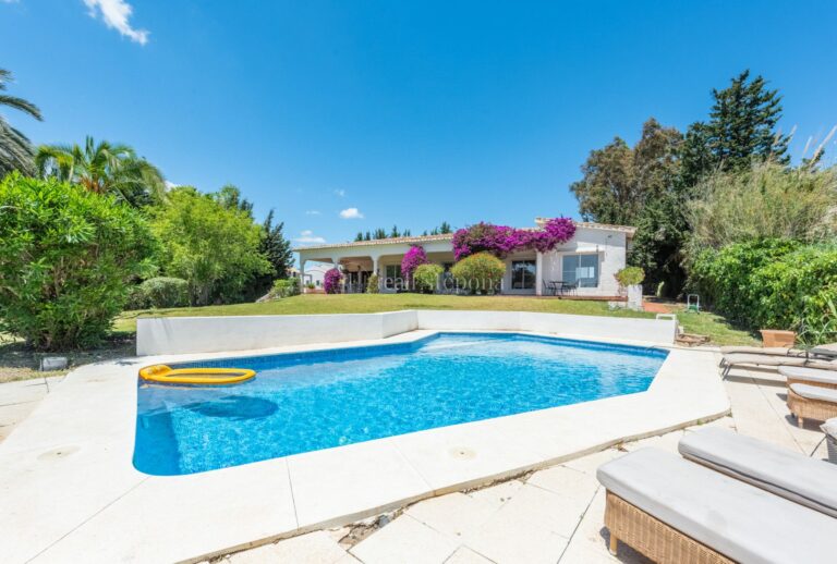 R4722724 | Villa in Estepona – € 1,300,000 – 6 beds, 3 baths