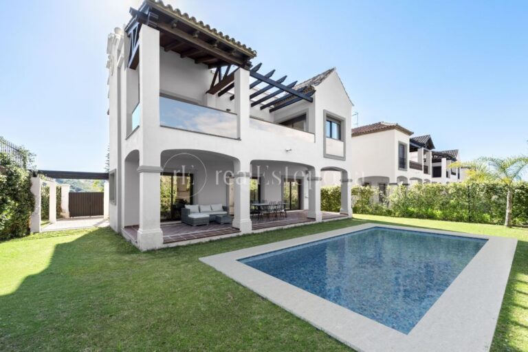 5219HFV | Villa in Estepona – € 624,950 – 3 beds, 3 baths