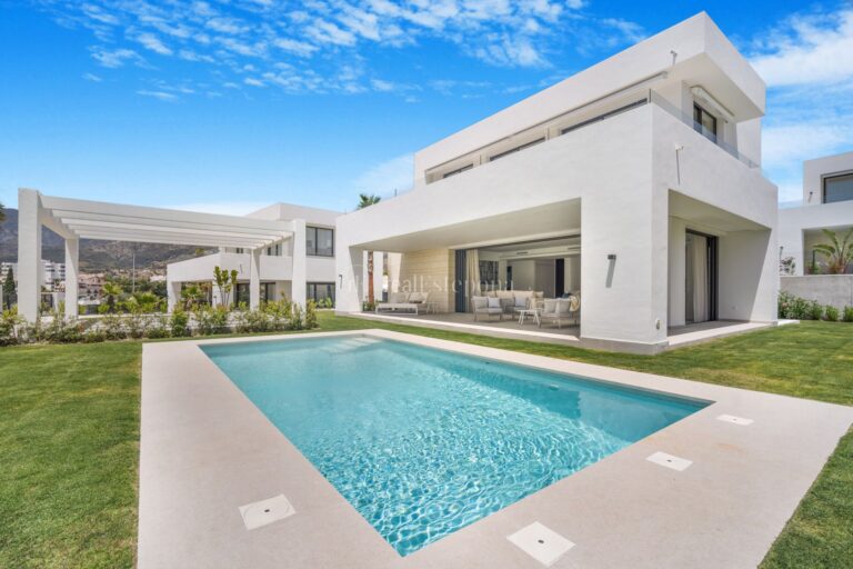 5212HFV | Villa in Marbella East – € 2,995,000 – 6 beds, 5 baths