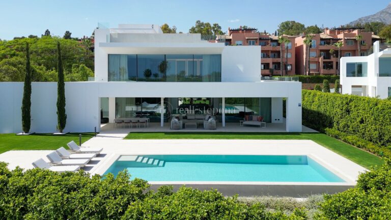 5301HFV | Villa in Marbella Golden Mile – € 13,995,000 – 5 beds, 5 baths