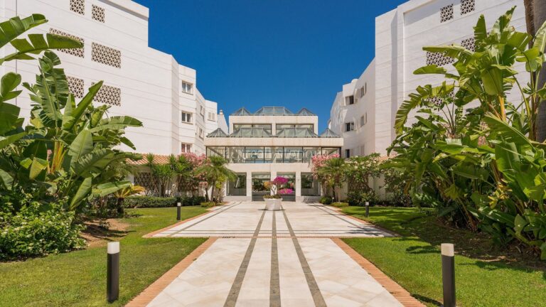 220-01810P | Apartment in Marbella – Puerto Banus – € 1,485,000 – 4 beds, 3 baths