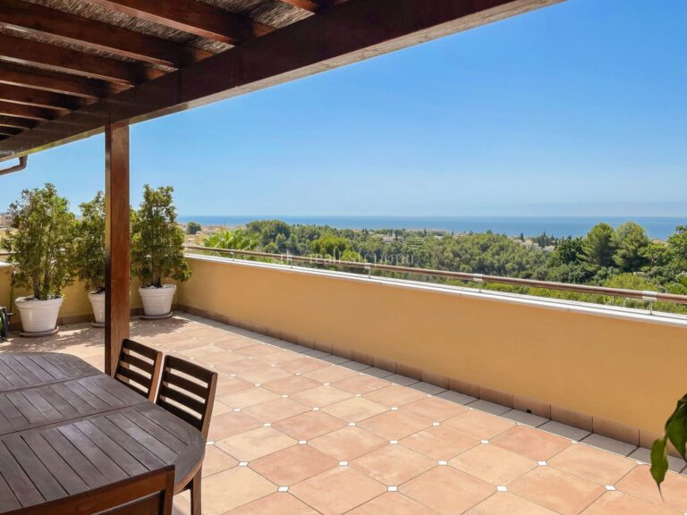 PE1019 | Penthouse in Marbella Golden Mile – € 1,150,000 – 3 beds, 2 baths