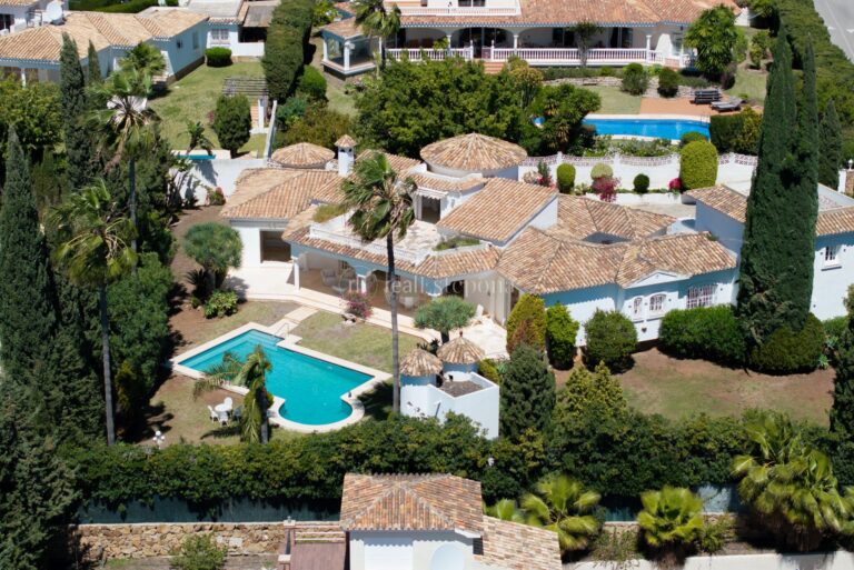 NF-01050P | Villa in Estepona – € 1,695,000 – 3 beds, 3 baths