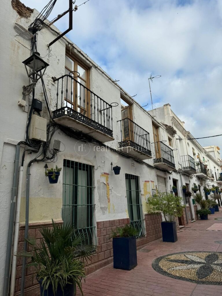 RE018 | Plot in Estepona – € 649,000 – 0 beds, 0 baths