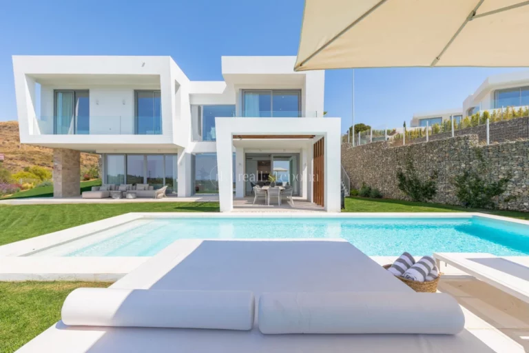 5173HFV | Villa in Marbella East – € 2,595,000 – 5 beds, 3 baths
