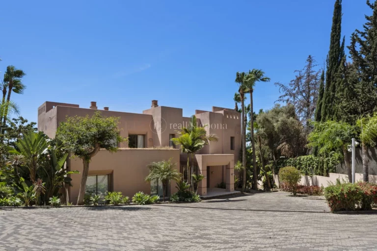 5262HFV | Villa in Marbella Golden Mile – € 4,500,000 – 0 beds, 0 baths