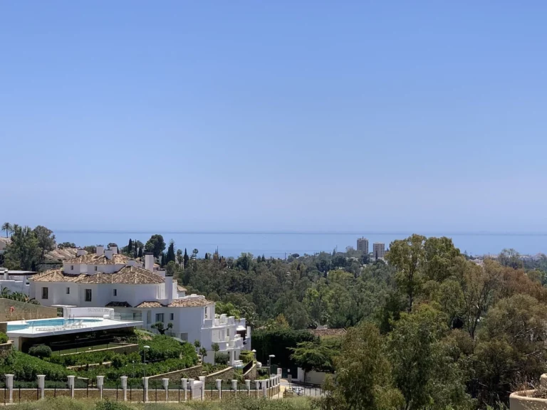 R4103212 | Middle Floor Apartment in Nueva Andalucía – € 430,000 – 2 beds, 2 baths