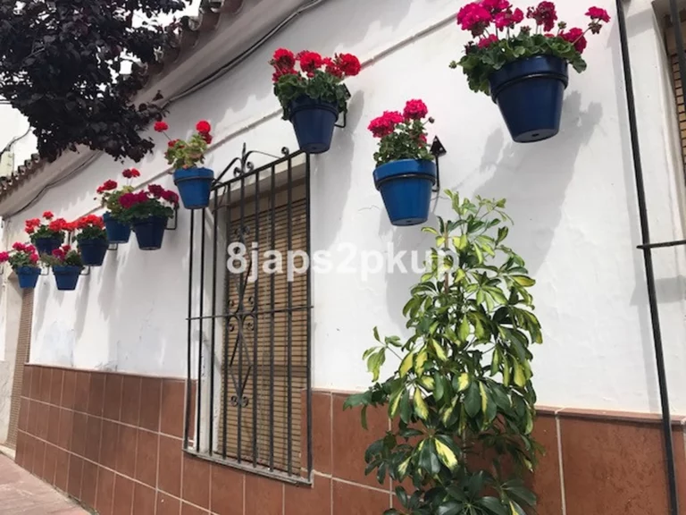 R3178663 | Townhouse in Estepona – € 270,000 – 3 beds, 1 baths