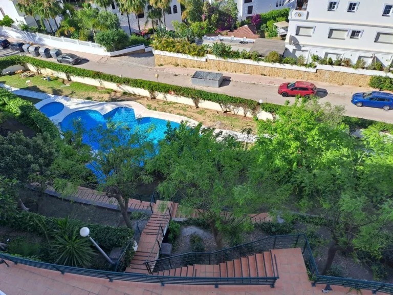 R4316605 | Middle Floor Apartment in Nueva Andalucía – € 350,000 – 2 beds, 2 baths