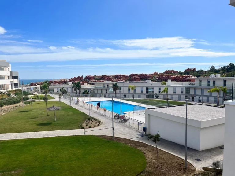 R4152820 | Middle Floor Apartment in Estepona – € 269,000 – 2 beds, 2 baths