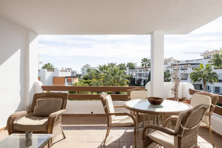 R4197232 | Middle Floor Apartment in Selwo – € 250,000 – 2 beds, 2 baths