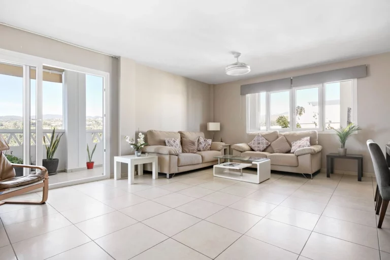 R4207117 | Top Floor Apartment in Nueva Andalucía – € 595,000 – 4 beds, 2 baths