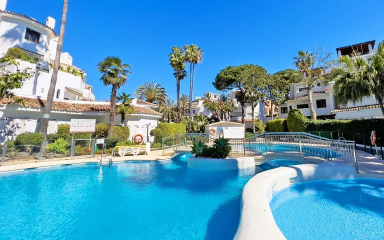 R4281013 | Middle Floor Apartment in Elviria – € 575,000 – 3 beds, 3 baths