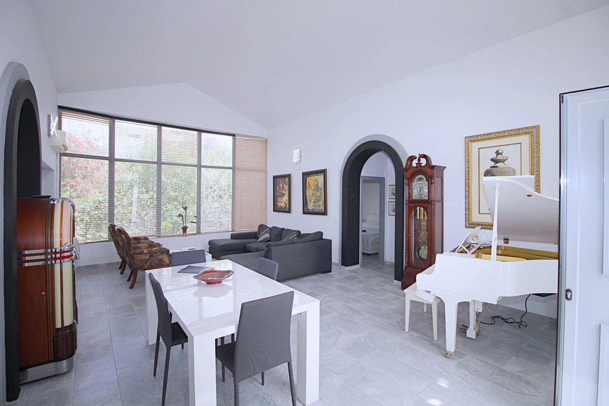 8-e64a9055bba3e77ac8aca3b893cdf826