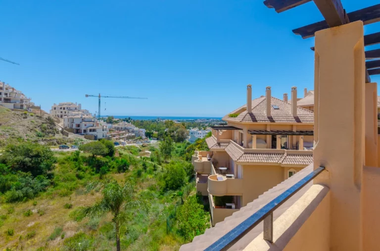 R2543957 | Middle Floor Apartment in Nueva Andalucía – € 515,000 – 2 beds, 2 baths