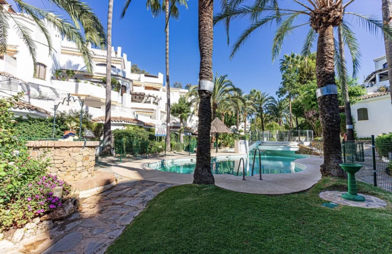 R4191874 | Ground Floor Apartment in Elviria – € 580,000 – 3 beds, 3 baths