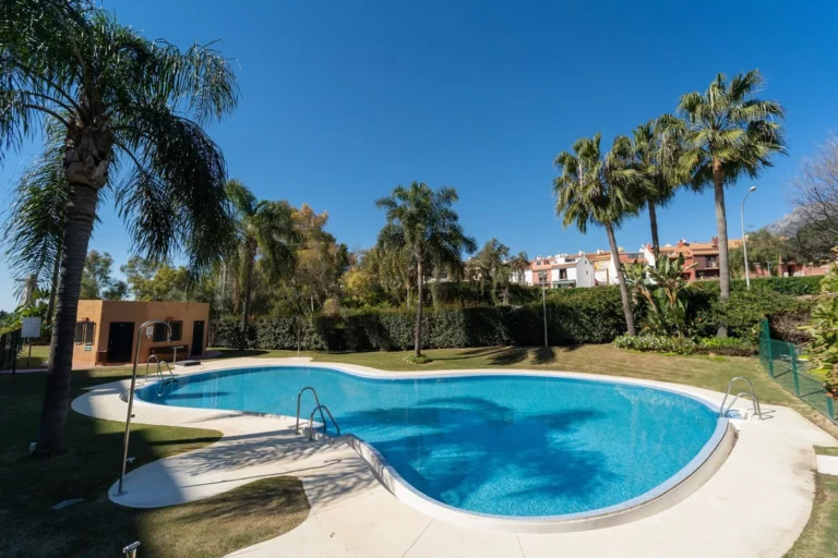 R4256980 | Middle Floor Apartment in Marbella – € 360,000 – 2 beds, 2 baths